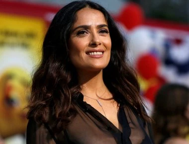 Η Σάλμα Χάγιεκ έβαλε το μαγιό της και καλωσόρισε το νέο έτος (φωτό)